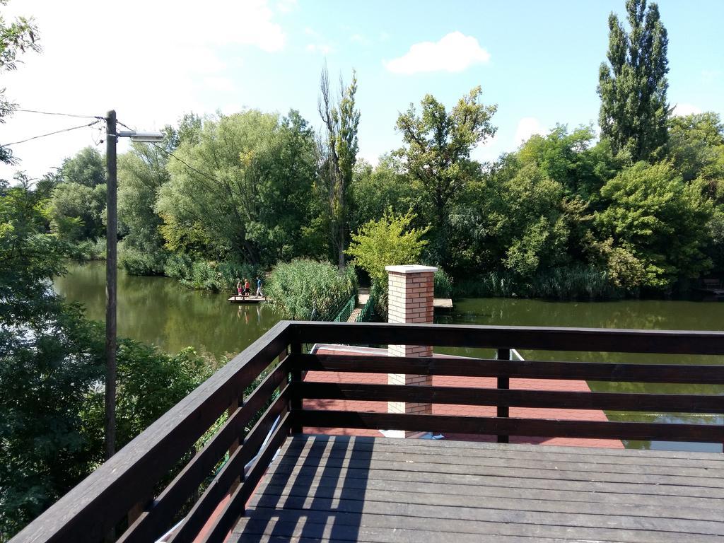 Tavi Panzio Es Etterem Veresegyház Exterior photo