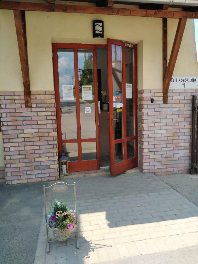 Tavi Panzio Es Etterem Veresegyház Exterior photo